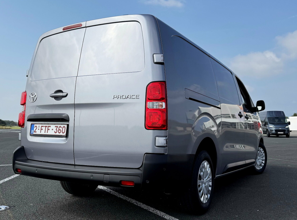 180-DIESEL: VI kjørte denne en runde i Haag og konstaterte at kombinasjonen 180 hesters diesel og 8-trinss automat gir et bra komfortnivå.