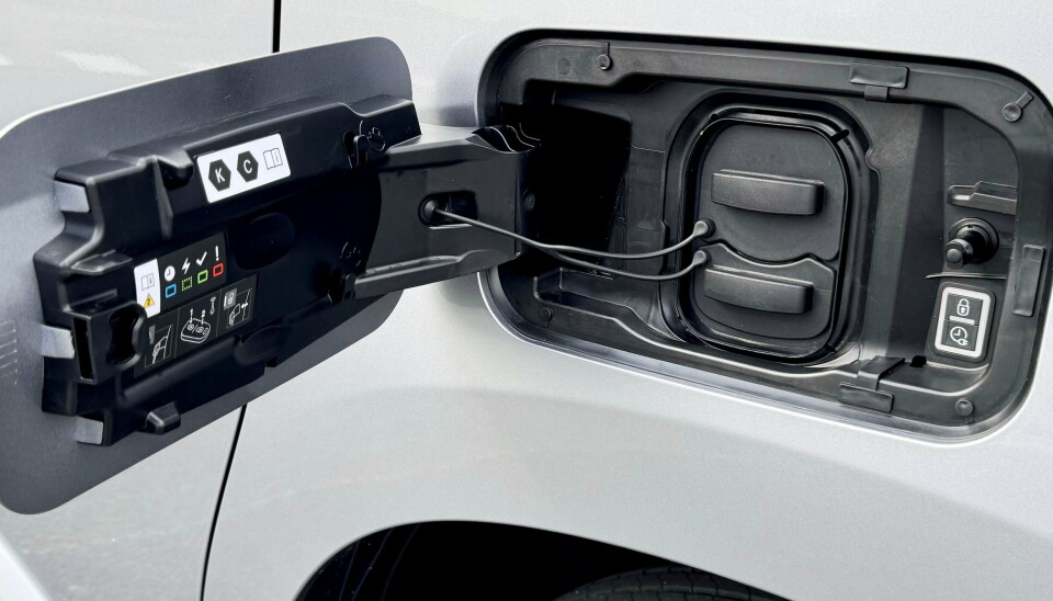 LADING: Proace City Electric kan hurtiglades med inntil 100 kW, noe som gir en ladetid på 30 minutter for å lade 80 prosent.