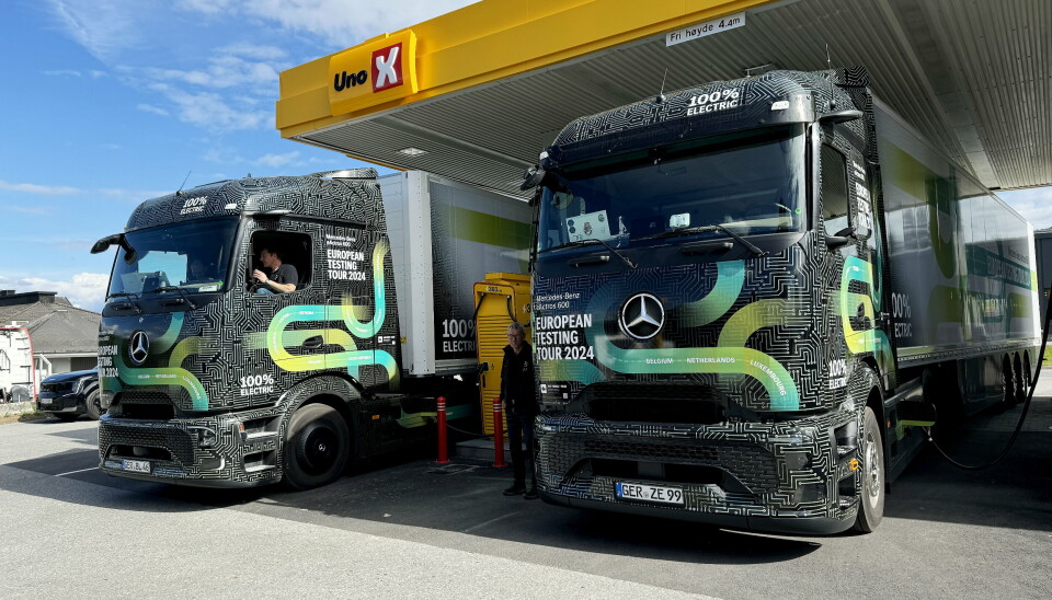 RUNDTUR: Mercedes har i sommer kjørt over 15.000 kilometer gjennom Europa med hver av disse eActros 600, og utelukkende ladet på offentlige ladestasjoner.