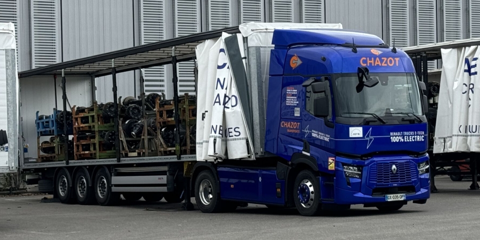 EGENTRANSPORT: Renault har satt den nye E-Tech T inn i egentransport av akslinger til fabrikken.