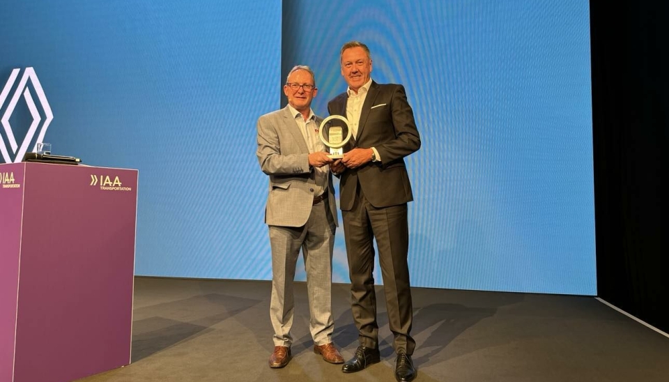VINNER: Jarlath Sweeney (t.v.), president for International Van of the Year-juryen, overrakte trofeet for Van of the Year 2025 til Heinz-Jürgen Löw, sjef for LCV Renault Group.