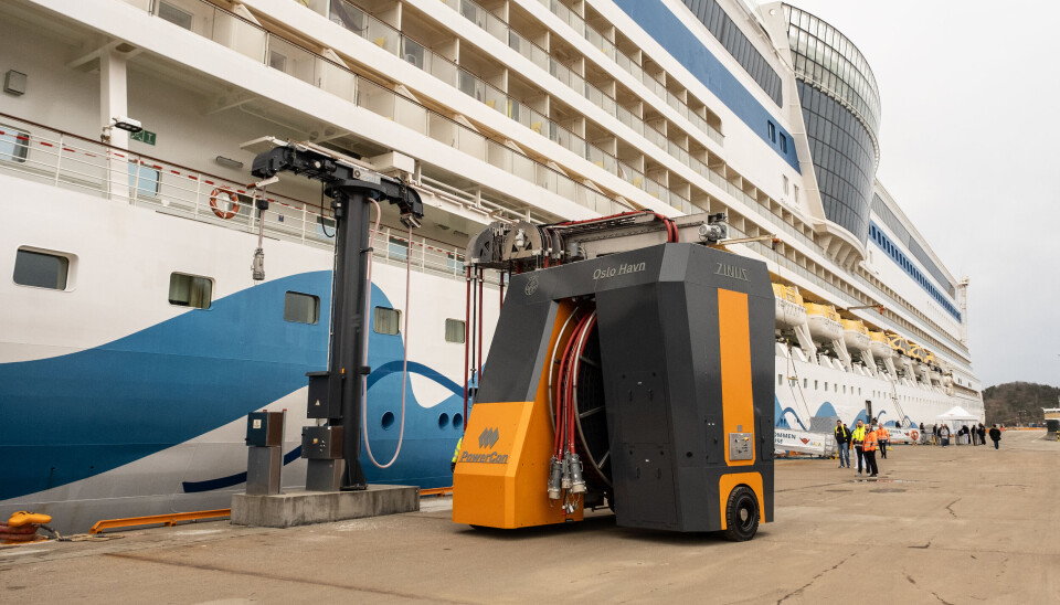 Bildet er tatt i forbindelse med cruiseskipet AIDAmar sitt anløp til Revierkaia fredag 12. april 2024. I den forbindelse ble det gjennomført tester av landstrømanlegget for cruiseskip på Revierkaia. Landstrøm-anlegget har vært i bruk siden 19. mai og åpnes offisielt tirsdag