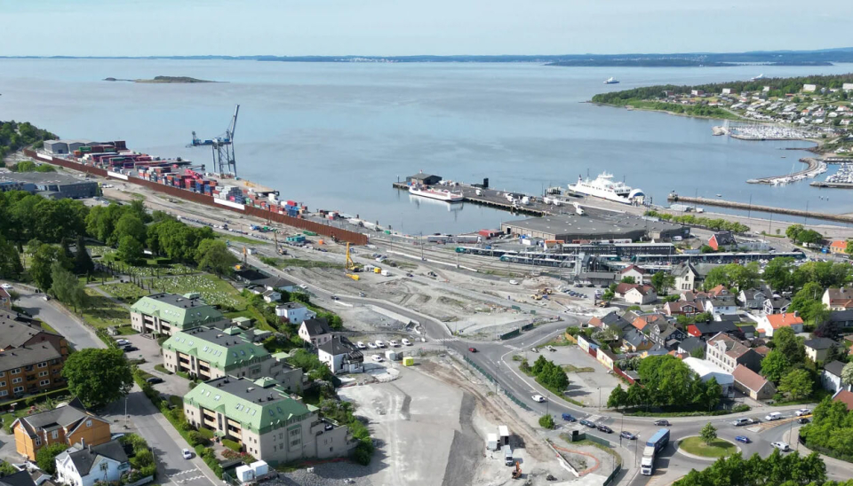 Jernbanesporet i Moss ligger kloss inntil havna, men Bane Nor vil likevel ikke prioritere å bygge et spor for gods inn på havna nå.