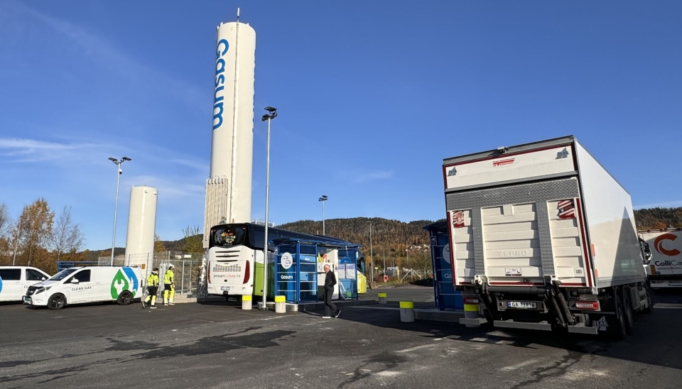 Det var fylleaktivitet på stasjonen før selve åpningen på åpningsdagen.