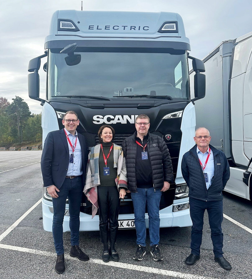 SIGNERT: Intensjonsavtalen mellom BB Transport, Bring og Scania ble undertegnet ved Scanias kontor i Södertälje i Sverige. F.v. Steinar Westli, Anne Stenseth Kristoffersen, Kjetil Borlaug og Gisle Villanger. FOTO: Posten Bring