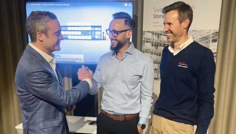 Guillermo Albaladejo, som er vice president i Viastore Group, sammen med Karim El-Kelish og Øyvind Kollerud i Toyota Material Handing Norway under konferansen Automasjon 2024 i Oslo i slutten av oktober.