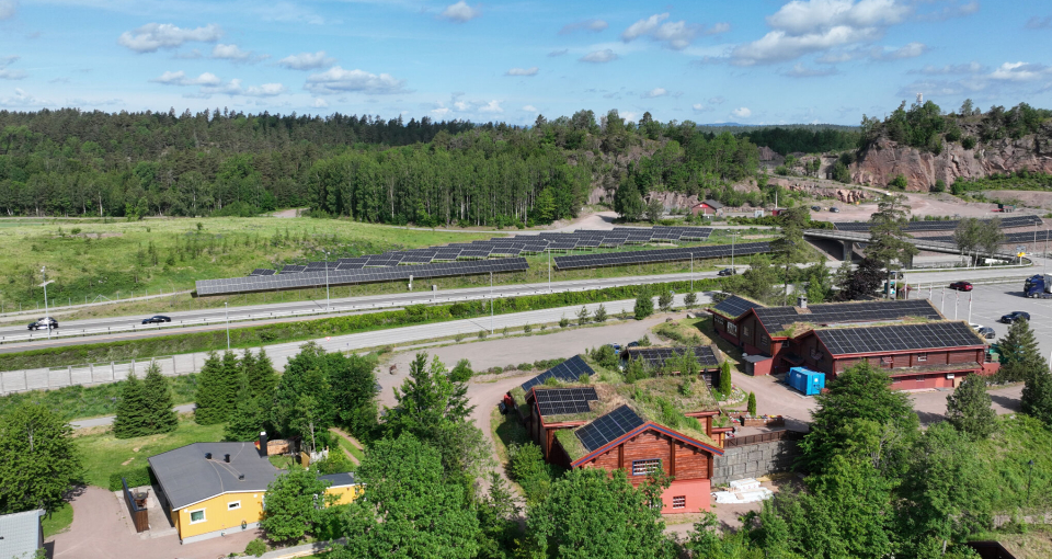 FRA GRÅTT TIL SOLCELLER: Slik vil det se ut når arealet ved E18 ved Furulund i Sandefjord tas i bruk for å produsere solenergi til bruk for tungtransport.
