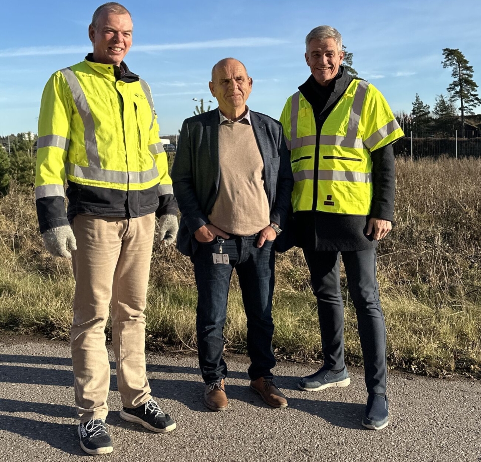 SOLPLANER: Statens vegvesen og Hafslund står bak planene, mens Sandefjord kommune er tilrettelegger. Fra høyre: ordfører Bjørn Ole Gleditch, avdelingsdirektør Tore Jan Hansen i Statens vegvesen og prosjektutvikler Knut Bråten i Hafslund