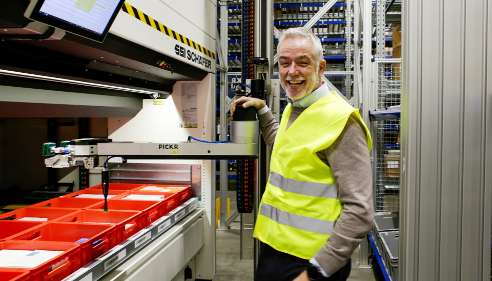 MASKINEN OG MANNEN: Benjamin (til venstre) er en ivrig robotplukker som ikke trenger pauser, mens Roald Valen er mannen som skal få Pickr.ai til å fly.