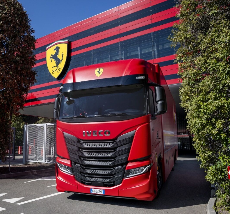 FERRARI-LOGISTIKK: Den nye flåten styrker Scuderia Ferrari HPs logistikk og har en dekor som gjenspeiler de karakteristiske fargene, den ikoniske røde Rosso Corsa, og den stolte arven til Formel 1-teamet.