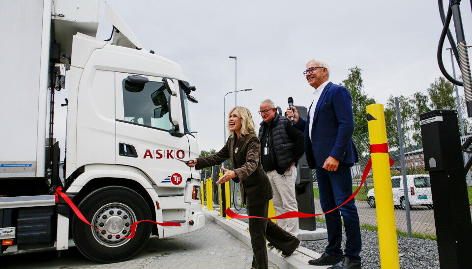 Oslos ordfører Anne Lindboe klippet snora til det nye anlegget til Transport-Formidlingen tidligere i sommer. Nå trapper kommunen opp støtten til bedriftsladere for tunge kjøretøy.