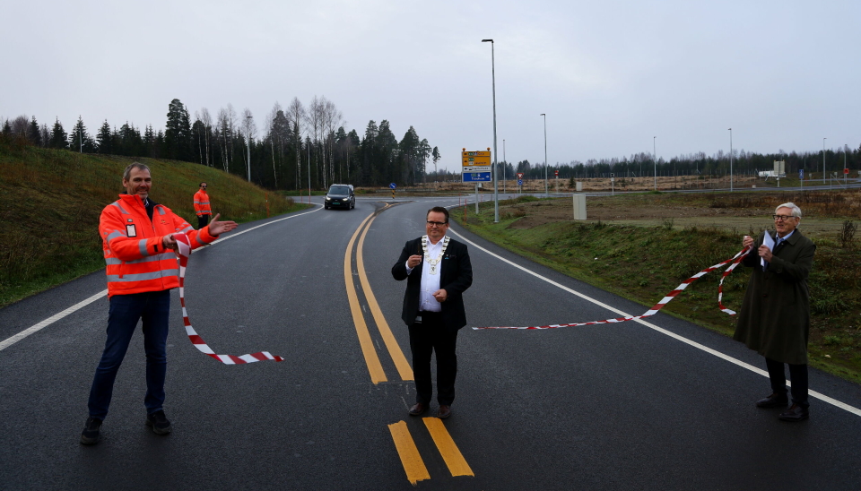 VEIEN ER ÅPNET: Ordfører Ståle Lien Hansen (Frp) i Ullensaker kommune klipper snoren og markerer at veien er åpnet. Til venstre er avdelingsdirektør Nils Karbø i Statens vegvesen og til høyre Hans-Jacob Hansen som representerer Coop og den største bidragsyteren i finansieringen.