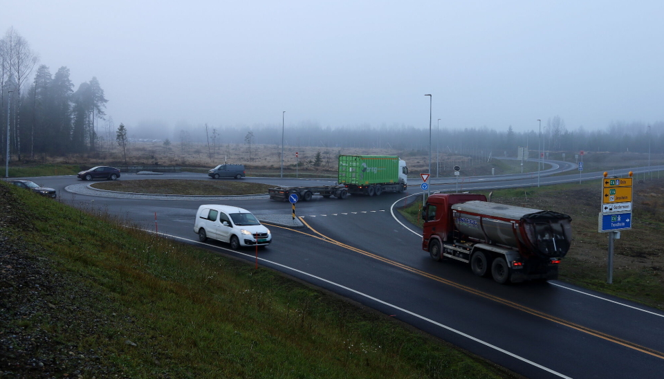 KRYSSET: Trafikken i full gang i det nye krysset som skal hindre at kø står ut på E6 som er i bakkant.