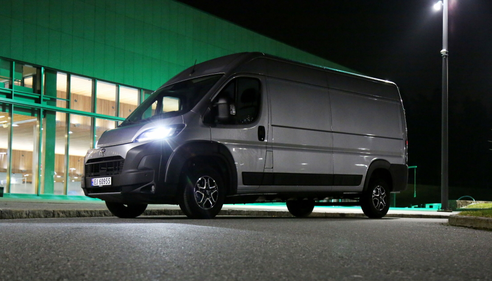 EN AV DE FØRSTE: Toyota Proace Max har akkurat dukket opp på norske veier og nå er varebilen offisielt lansert i Norge.