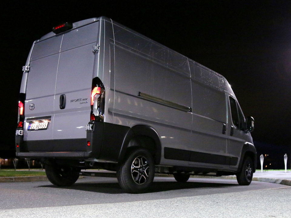 FLERE VERSJONER: Proace Max Electric leveres i to forskjellige lengder og høyder, med en startpris fra 843.300 kr inkl. mva.