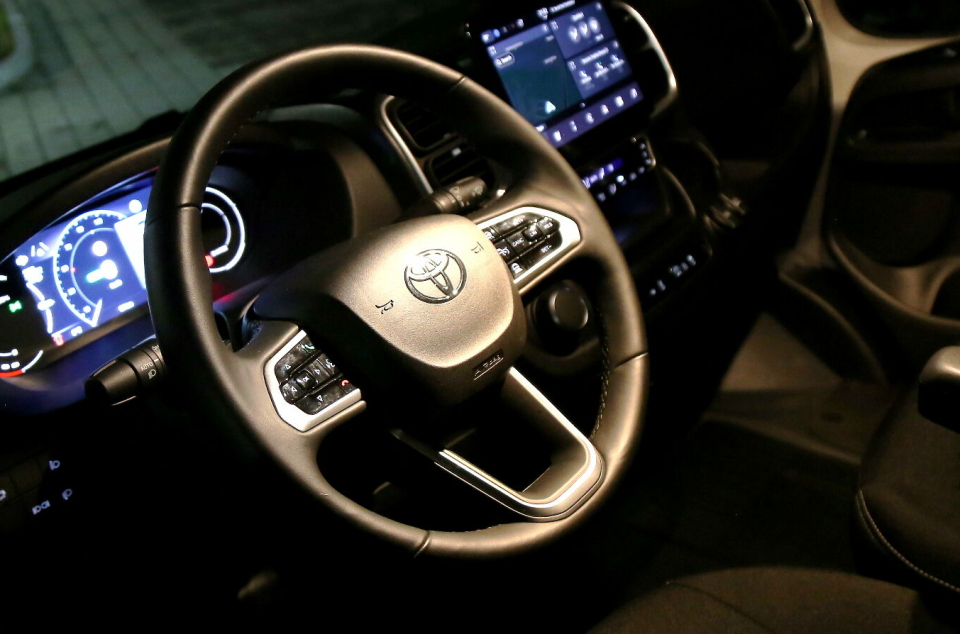 TOYOTA-RATT: Multifunksjonsrattet er en positiv detalj i kupeen.