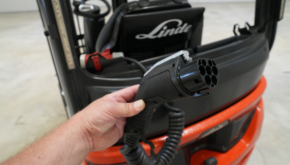 Truckene kan lades med Lindes standard li-ion-ladere. Lading via en innebygd ombord-lader (3,5 eller 10 kW) er også mulig.