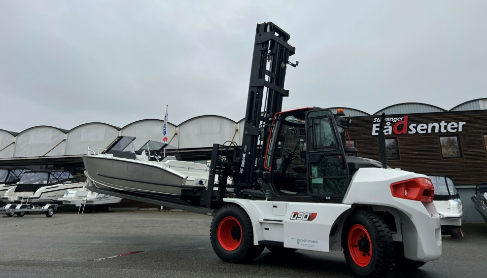 God tilt på masten er viktig når tunge båter skal håndteres. Det får Stavanger Bådsenter med den nye nitonneren fra Bobcat og Scanlift Maskin.