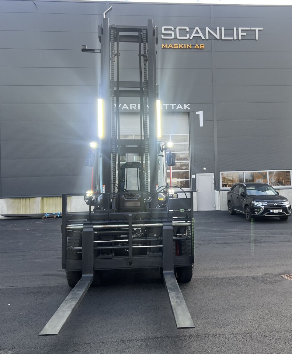 Trucken som er levert til Stavanger Bådsenter er utstyrt med ekstra gode lys, for sikkerhetens skyld.
