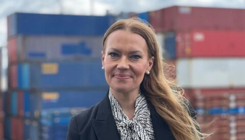 Martina Engen, Managing Director i DFDS Logistics samt styremedlem i både NHO LT Region Øst og NHO LT Sjø og havn, gleder seg over en miljøvennlig transport av årets juletre til London.