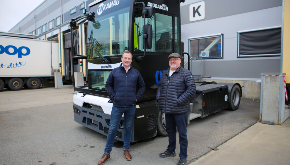 Brubakkens selger Fredrik Morvik (til venstre) og driftssjef hos Coop Norge Transport, Tor Arne Akselsen, foran den nye terminaltraktoren som skal gjøre de ansattes hverdag bedre på CNTs anlegg på Gardermoen.