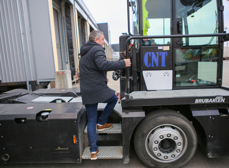 Salgssjef hos Brubakken, Jan Ove Ekerhaugen, viser hvor lett det er å bestige Kamag-en.