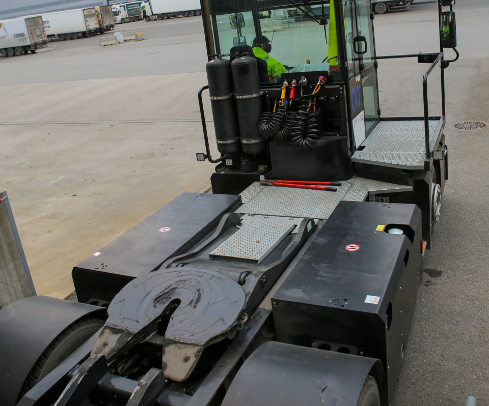 ALT PÅ ETT PLAN: Med enkel tilgang fra førerhytta til å gjøre nødvendige koblinger, uten å måtte gå via bakkeplan, når en henger skal fraktes, sparer man både tid og løfter sikkerheten.