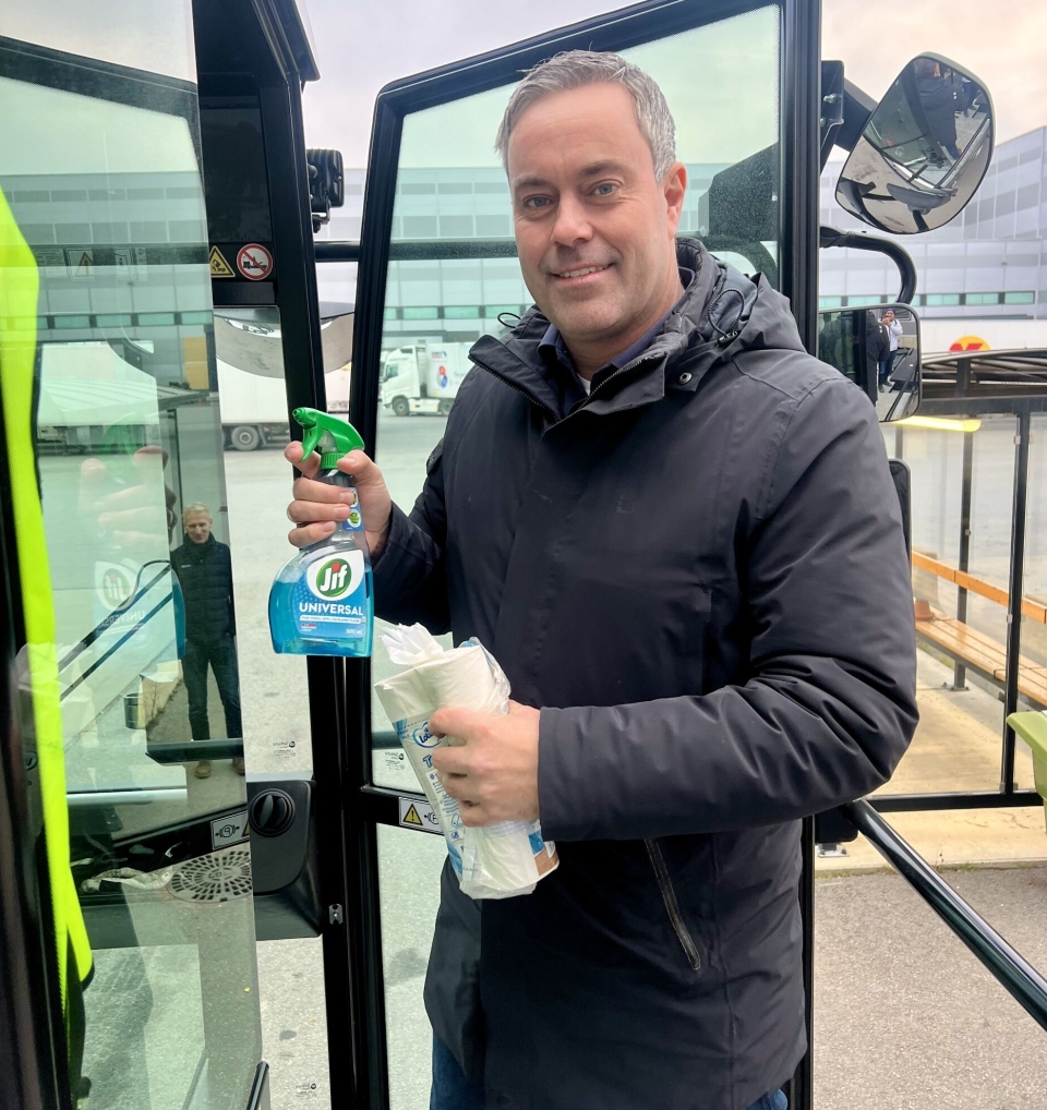 Jif-en ligger kanskje ikke heeelt naturlig i hånda på Brubakkens salgssjef, men Jan Ove Ekerhaugen demonstrerer at litt ekstra vindusvask er en av få ulemper med nye Kamag PT. Det er så mye vinduer i hytta som sikrer god sikt, at Jif-en må frem titt og ofte. Ekerhaugen har klart å pusse rutene såpass at Brubakkens daglige leder Anders Henni skimtes i speilbildet.