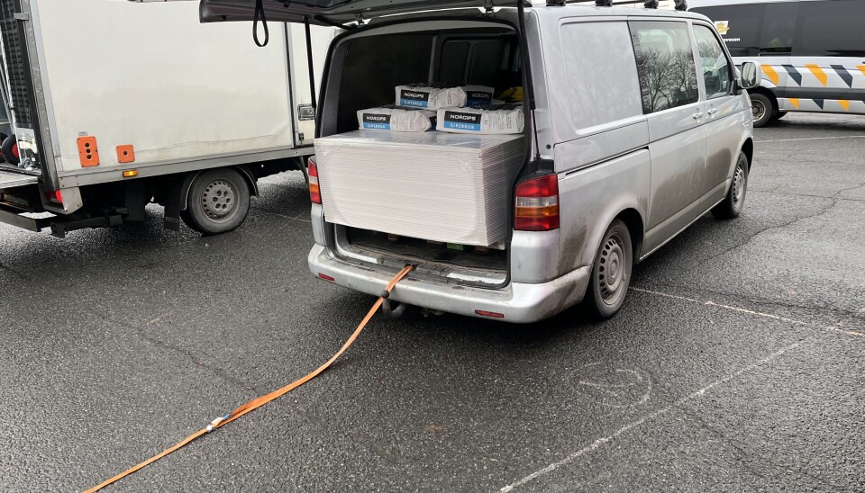 TUNNGT: Gipsplater er tunge, noe denne føreren fikk erfare. Bakakselen var overlastet med hele 550 kilo, mens hele transporten var 700 kilo for tung for bilen.