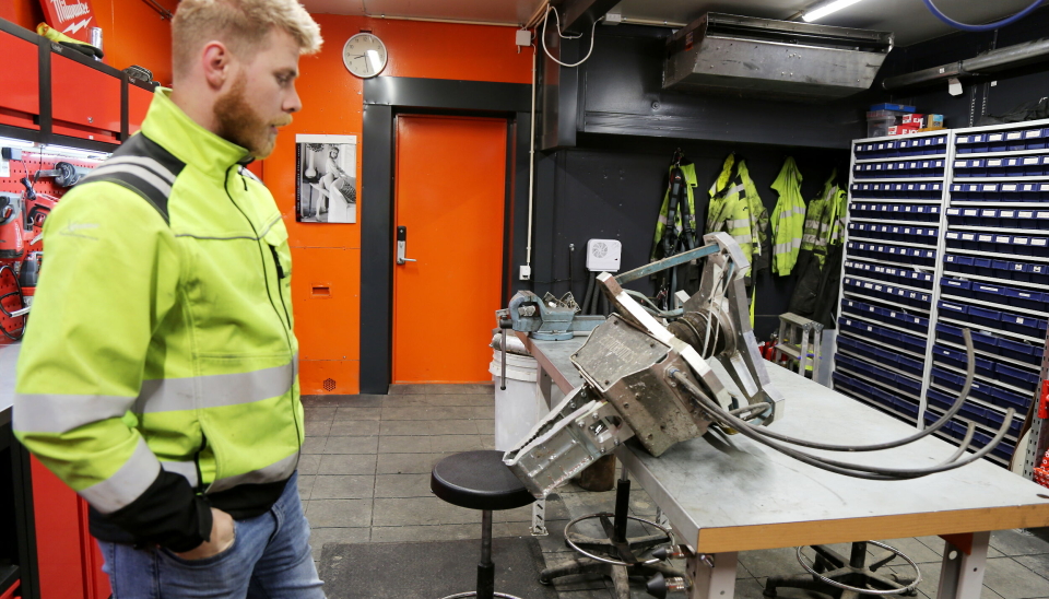 HEAVY PICKER: Kristoffer viser en robotplukker som er inne til service. Denne tar 2400 plukk i timen.