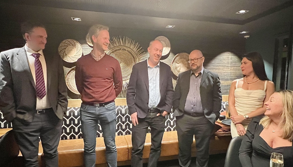 Tre mentorer og to mentee-er var også med på julesamlingen på Østlandet 5. november. Fra venstre: Øystein Hagen, Andreas Hovden, Espen Hauge, Storm Christian Fredrik Hedenskog og Federica Novelli. Til høyre Logistikkforeningens hovedstyreleder Heidi Bergsveen.