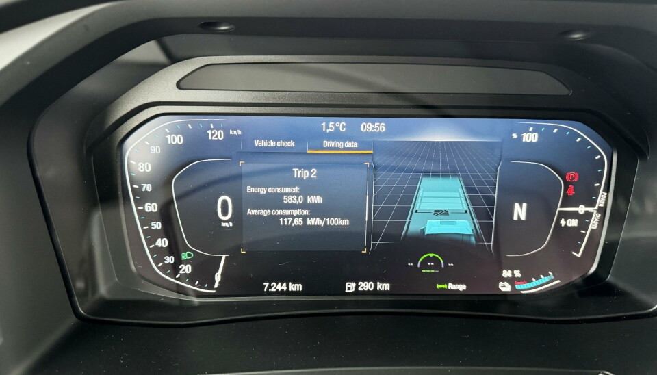 FORBRUK: Vi målte ikke noe forbruk på prøvekjøringen vi gjorde, men vi ser at bilen har et forbruk på 11,7 kWt/mil som snitt da vi går inn i dataen.