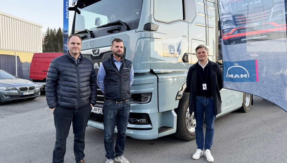 GLAD GJENG: Fra venstre: Atle Mørk, Zero Emission Manager, produktsjef Johnny Martinsen og salgssjef Mikkel Lindquist, alle i MAN Truck & Bus Norge, ser frem til å få de nye elektriske lastebilene på plass.