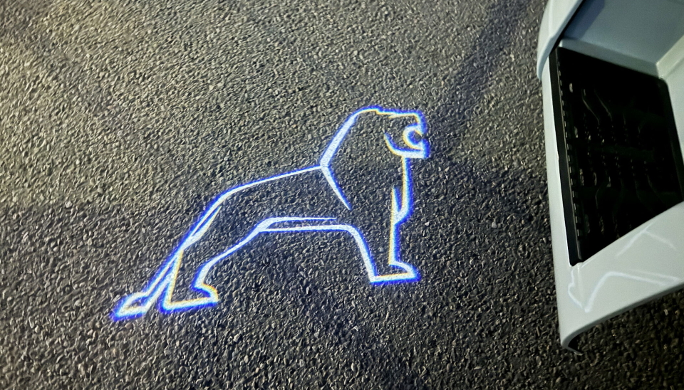 SYMBOL: Når vi åpner døren, vises den velkjente MAN-løven i asfalten.
