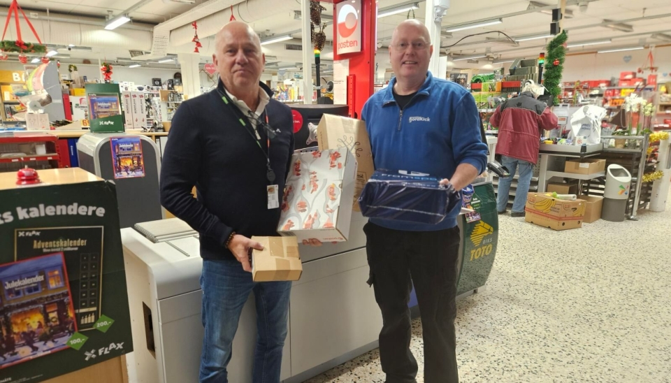 FØRST I LANDET: Daglig leder Roar Nordbø (t.h.) ved Sørbøvåg Landhandel blir først i landet med fjernbetjent utlevering av pakker fra Posten Bring. Her sammen med distriktssjef i Posten, Andreas Sundsbø.